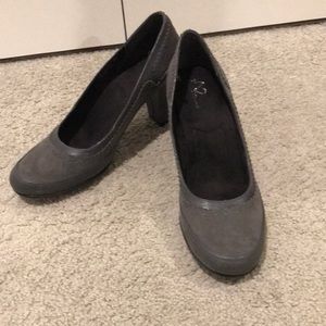 A2 by aerosols gray pumps size 10